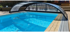 Pooltime Exklusiv 12mm rektangulär pool med blå rektangel, böjd täckning och träkanter
