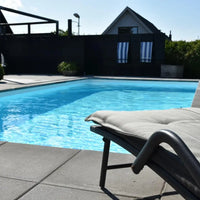 Grå dyna stol med svart ram vid Exklusiv 12mm PP pool 3x6x1,5 m