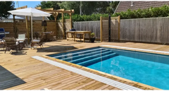 Exklusiv 12mm rektangulär pool med inbyggda trappor i trädeck med klart blått vatten