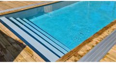 Pooltime Exklusiv 12mm rektangulär pool med inbyggda trappor, klar blå bassäng och trädeck