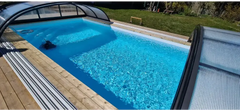 Pooltime Exklusiv 12mm rektangulär pool med inbyggda trappor och klart blått vatten