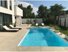 Exklusiv 12mm rektangulär pool med klarblått vatten och inbyggda trappor