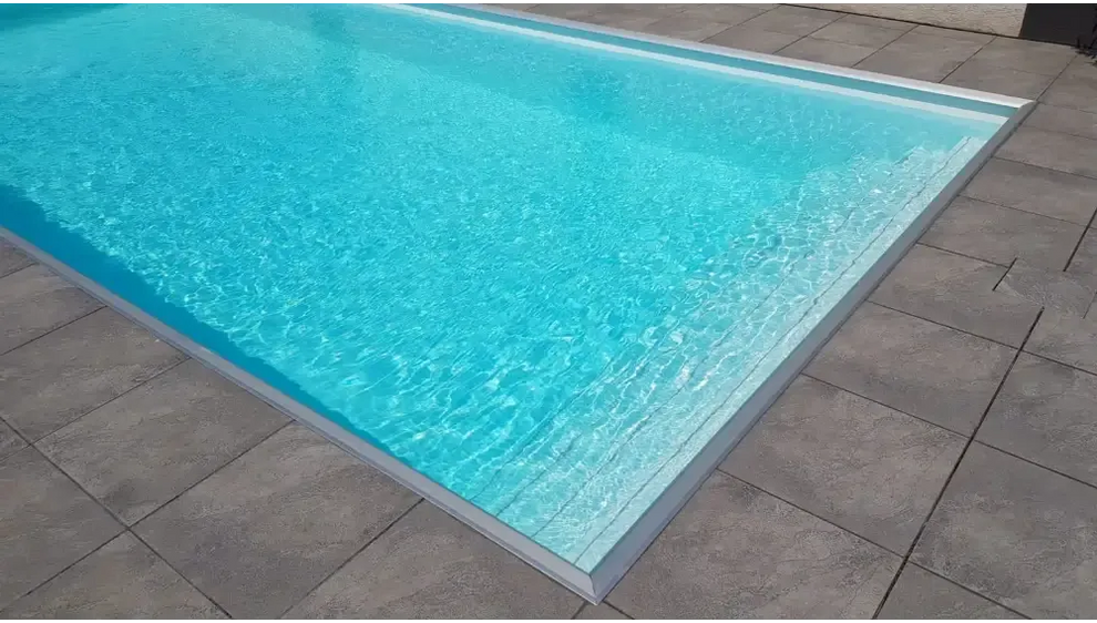 Pooltime exklusiv 12mm rektangulär pool med turkost vatten och silverkant