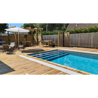 Pooltime Exklusiv 12mm PP pool med rektangulär form, klart blått vatten och vita kakelkanter i trädeck