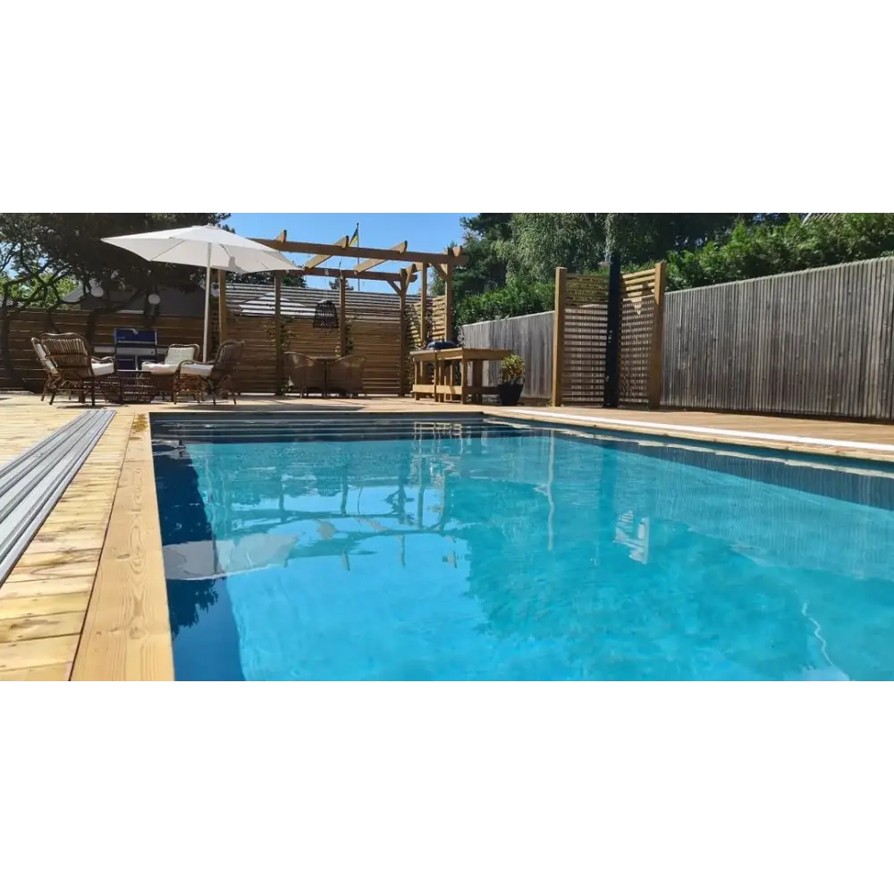 Pooltime Exklusiv 12mm PP pool med rektangulär form, klart blått vatten och trätrallkanter