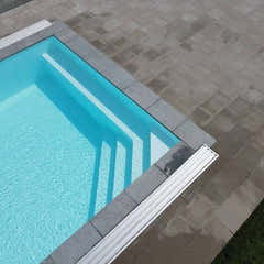 Modern Pooltime Exklusiv 12mm rektangulär pool med trädäck och turkost vatten