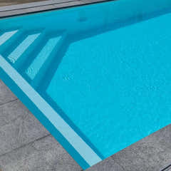 Pooltime Exklusiv 12mm rektangulär pool med turkosa vatten och trädäck