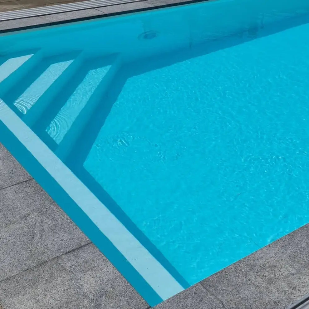 Pooltime Exklusiv 12mm rektangulär pool med turkosa vatten och trädäck