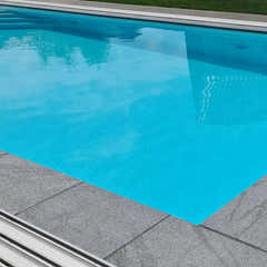 Pooltime Exklusiv 12mm rektangulär pool med klar blå vatten och trädäck
