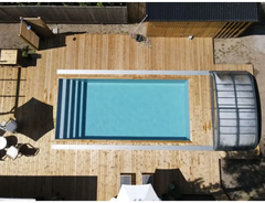 Pooltime Exklusiv 12mm rektangulär pool med trädäck och klarblått vatten