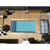 Pooltime Exklusiv 12mm PP pool med rektangulär form, klart blått vatten och vit kant på trädeck