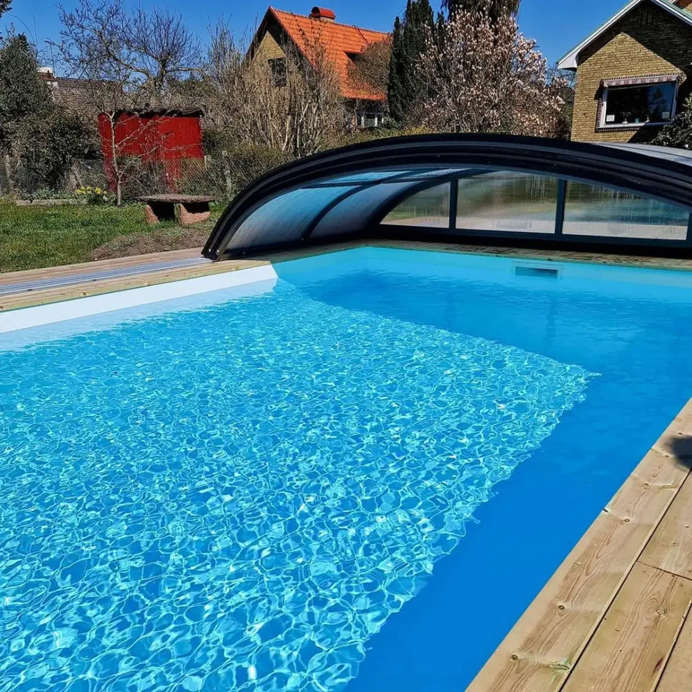 Pooltime Exklusiv 12mm rektangulär pool med klar blå bassäng och böjd transparent täckning