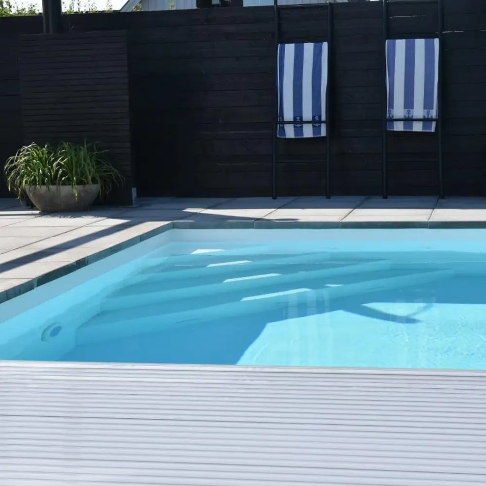 Pooltime exklusiv 12mm rektangulär pool med trädäck och blåvatten