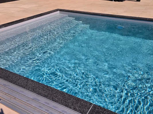 Clear blå pool med 12mm pp-material och mörka kaklade kanter i pooltime exklusiv 4 x 12 x 1,5 m poolpaket Clear blå pool med 12mm pp-material och mörka kaklade kanter i pooltime exklusiv 4 x 12 x 1,5 m poolpaket