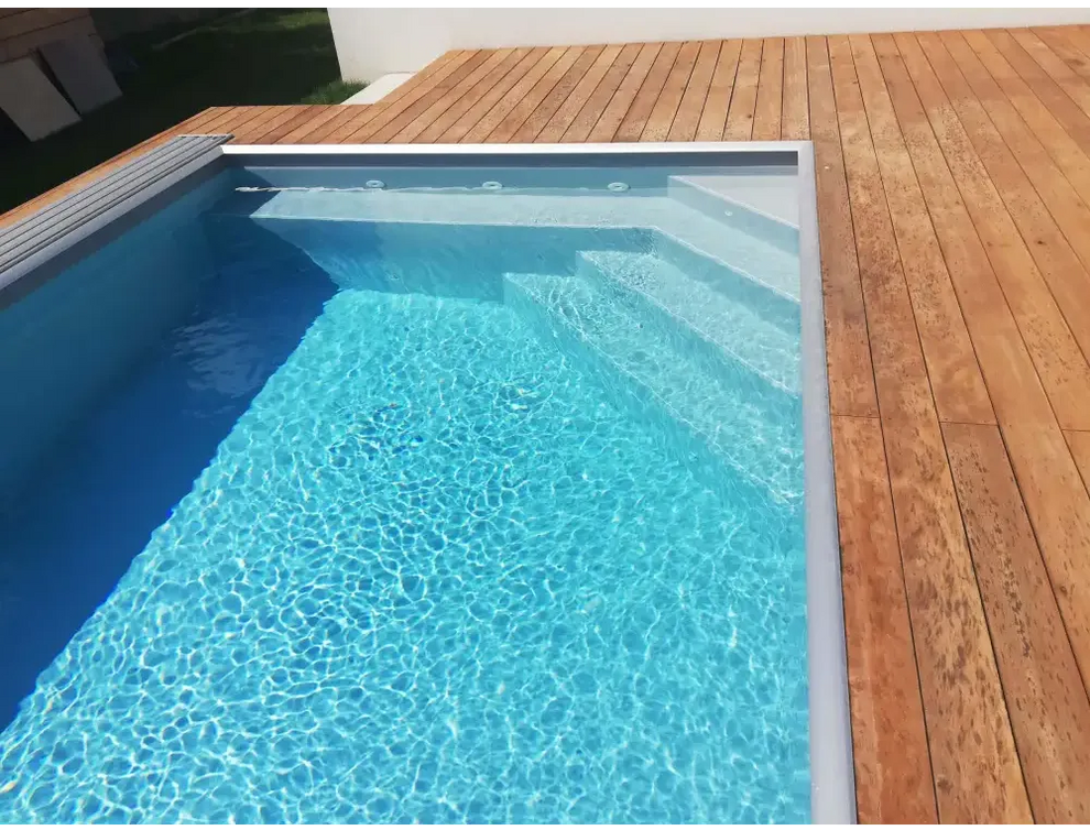 Pooltime Exklusiv 12mm rektangulär pool med trädäck och klarblått vatten