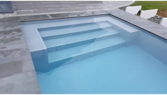 Modern Pooltime Exklusiv 12mm rektangulär pool med klart blått vatten och integrerade steg