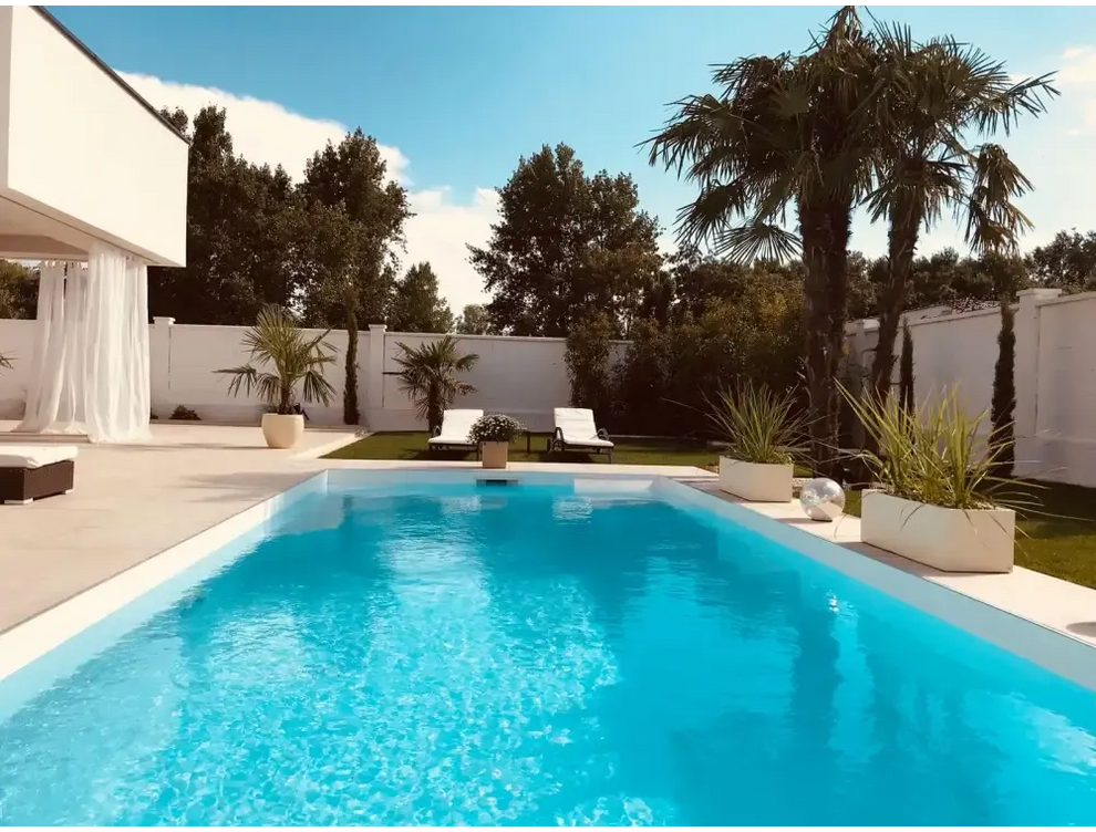 Pooltime Exklusiv 12mm rektangulär pool med turkost vatten och vit kakel