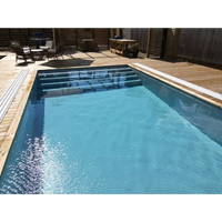 Pooltime Exklusiv pool med rektangulär form, klart blått vatten och träträdkant