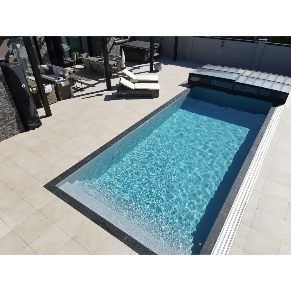 Modern pooltime exklusiv 12mm pp pool 4 x 8 x 1,5 m med klart blått vatten och svart kakelram i en patio för att köpa pool eller pooltak