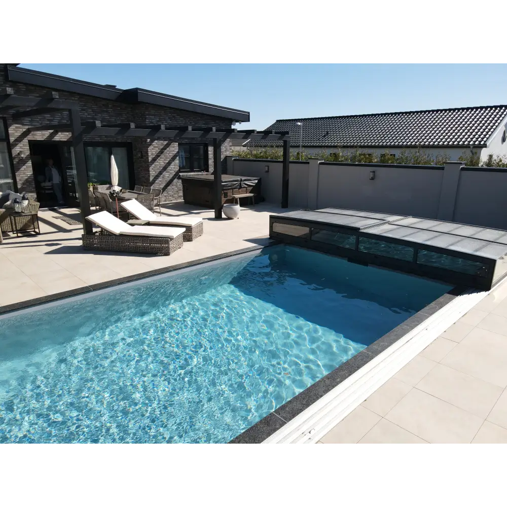 Rektangulär pooltime exklusiv 12mm pp pool 4 x 8 x 1,5 m med klart blått vatten och mörkgrått pooltak över ena änden