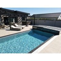 Rektangulär pooltime exklusiv 12mm pp pool 4 x 8 x 1,5 m med klart blått vatten och mörkgrått pooltak över ena änden
