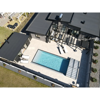 Rektangulär pooltime exklusiv 12mm pp pool 4 x 8 x 1,5 m med klarblått vatten, beige kakel och mörkgrå pooltak