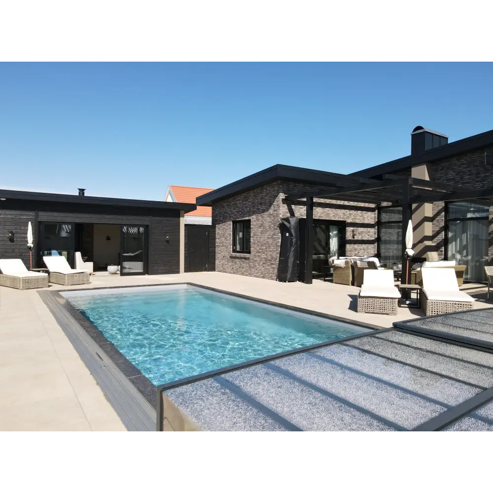 Rektangulär pooltime exklusiv 12mm pp pool 4 x 8 x 1,5 m med klarblått vatten och mörkgrå kakelfogar kring poolen