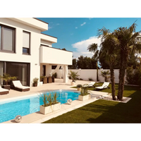 Modern vit villa med Pool Exklusiv 12 mm PP pool och blå bassäng i grönska