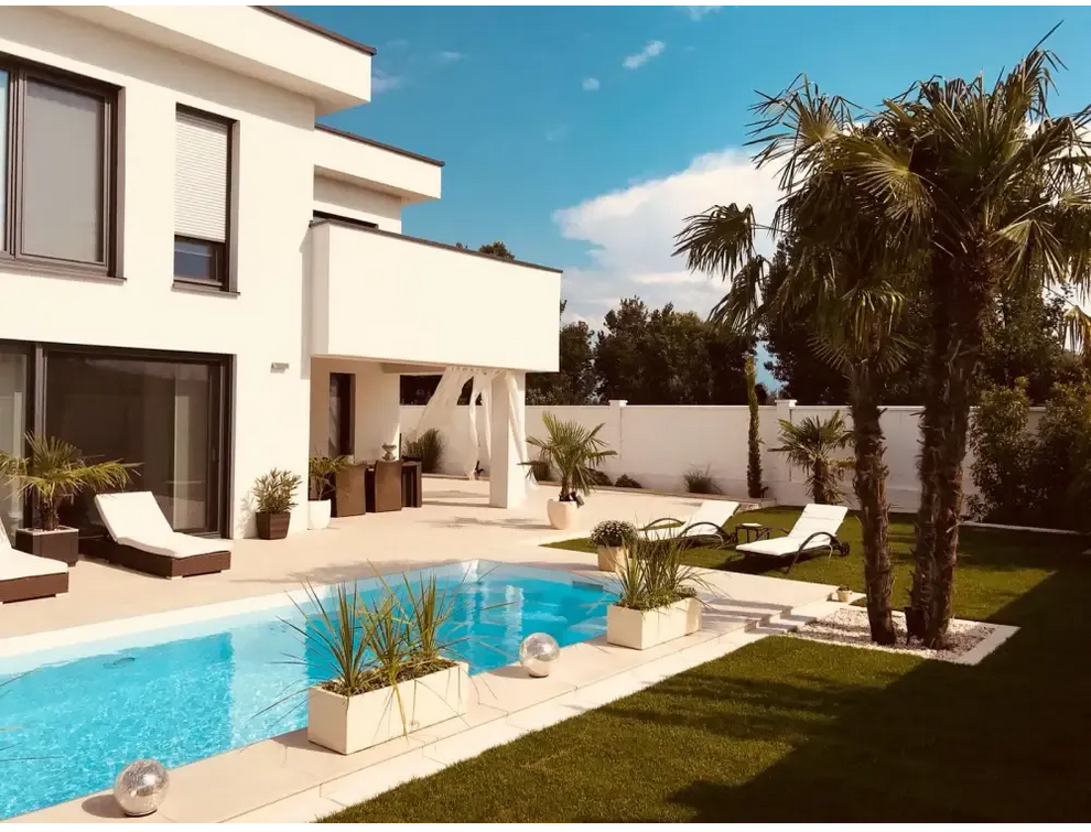 Modern Pooltime Exklusiv 12mm rektangulär pool med blått vatten och vit villa