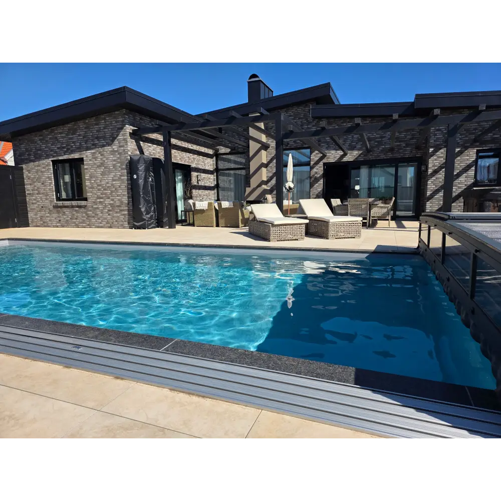 Rektangulär pooltime exklusiv 12mm pp pool 4 x 8 x 1,5 m med klarblått vatten och mörkgrå kaklade kanter vid modern stenfasad för köpa pool eller pooltak