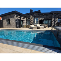 Rektangulär pooltime exklusiv 12mm pp pool 4 x 8 x 1,5 m med klarblått vatten och mörkgrå kaklade kanter vid modern stenfasad för köpa pool eller pooltak