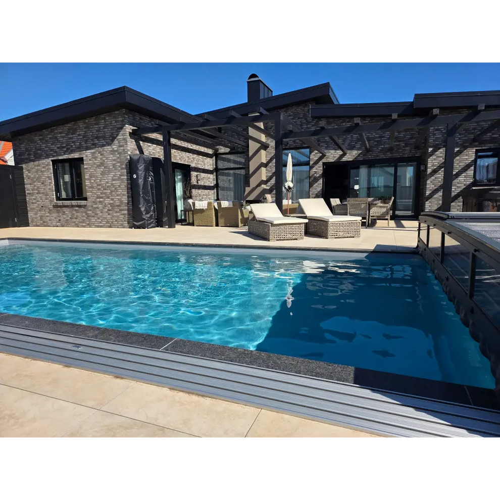Rektangulär pooltime exklusiv 12mm pp pool 4 x 8 x 1,5 m med klarblått vatten och mörkgrå kaklade kanter vid modern stenfasad för köpa pool eller pooltak