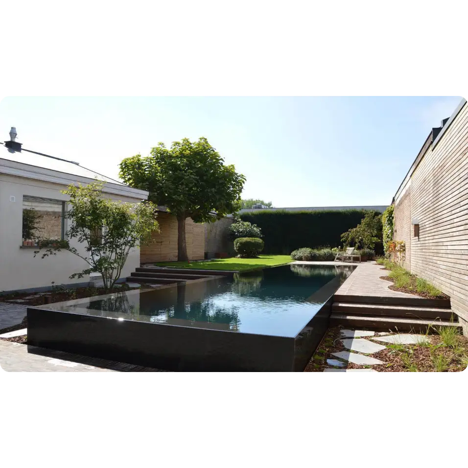 Pooltime Exklusiv Infinity pool med svart glansig yta och lugnt vatten