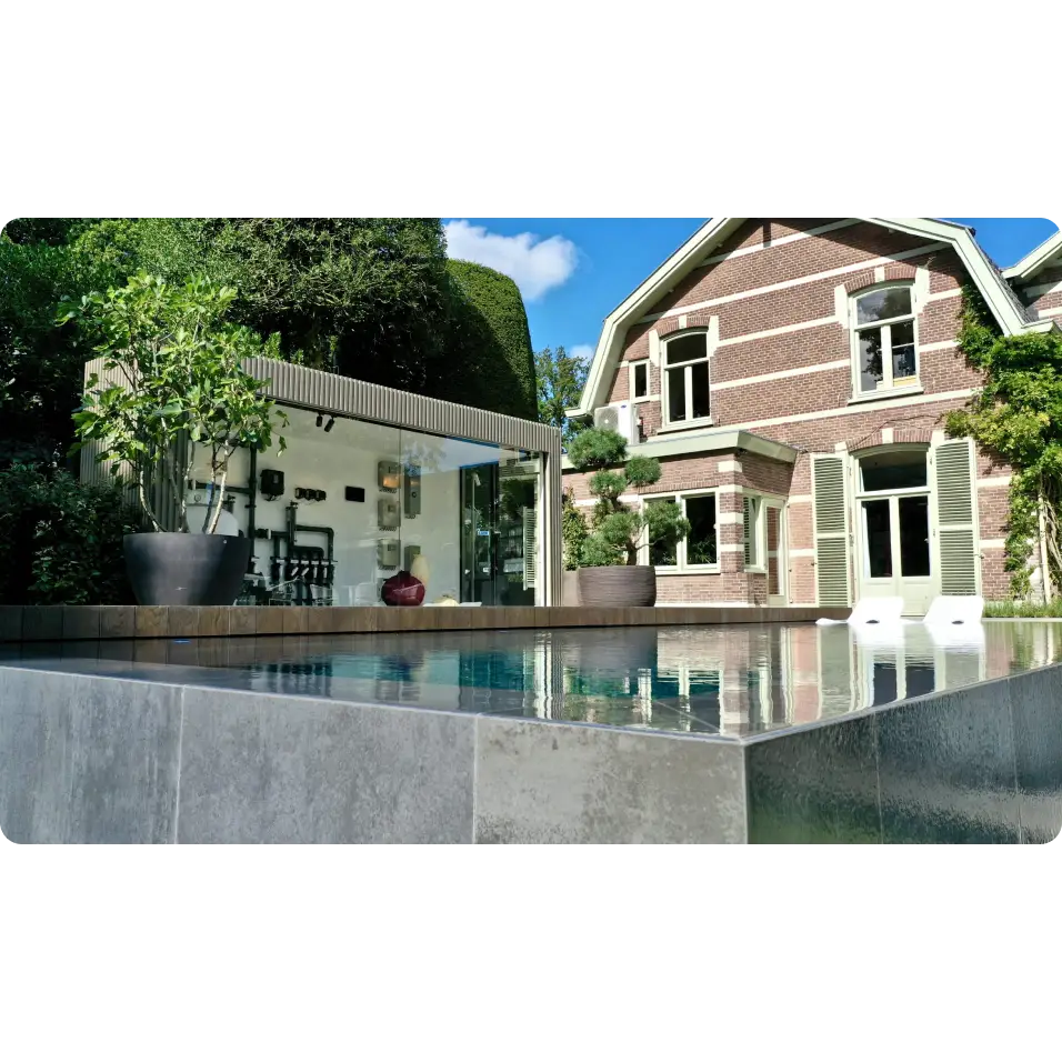 Modern Pooltime Exklusiv Infinity pool med infinitykant och klar blåvatten