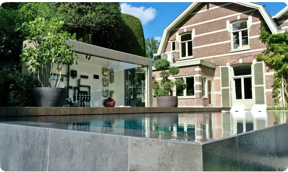 Pooltime Exklusiv Infinity med turkost vatten och svart kakel