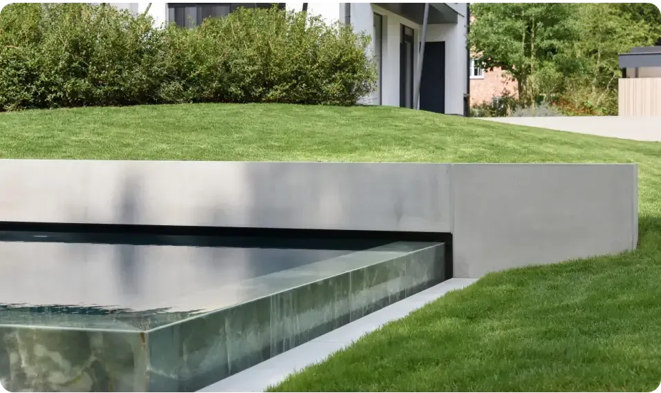 Pooltime exklusiv infinity med turkost vatten och svart kakel i minimalistisk betongvägg