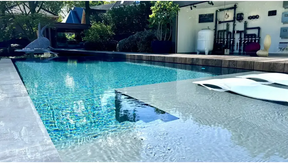 Pooltime exklusiv infinity med klart turkost vatten och svart kakel