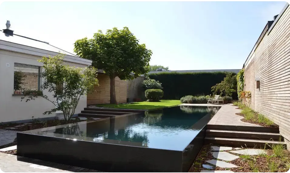 Exklusiv infinity pool med turkost vatten och svart kakel i Pooltime exklusiv infinity
