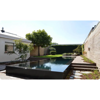 Pooltime Exklusiv Infinity pool med svart glansig yta och lugnt vatten