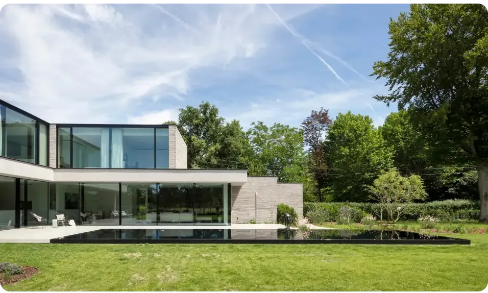 Modern minimalist hus med pooltime exklusiv infinity och turkost vatten