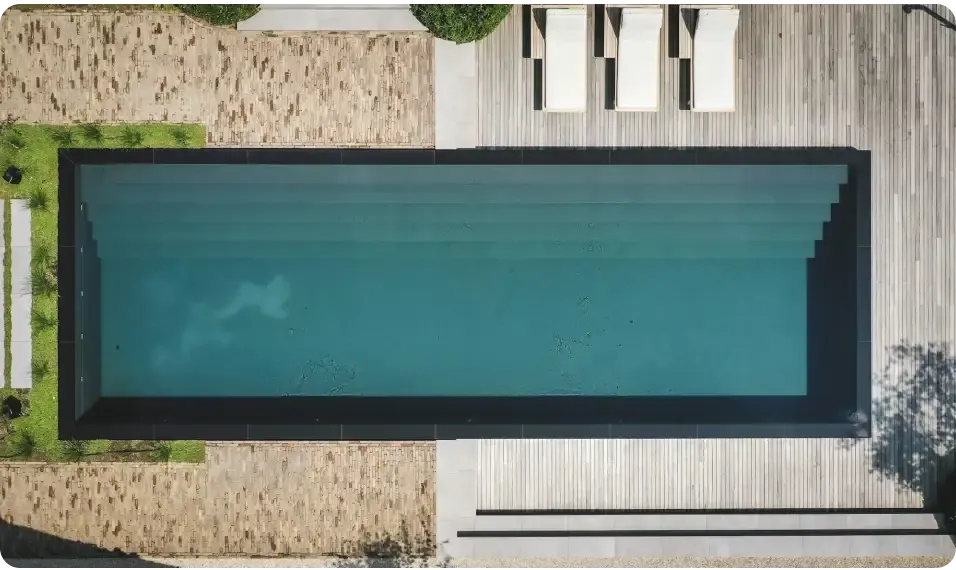 Pooltime exklusiv infinity med turkost vatten och svart kakel
