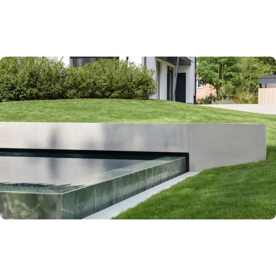 Modern Pooltime Exklusiv Infinity pool i betongvägg med gräsbacke