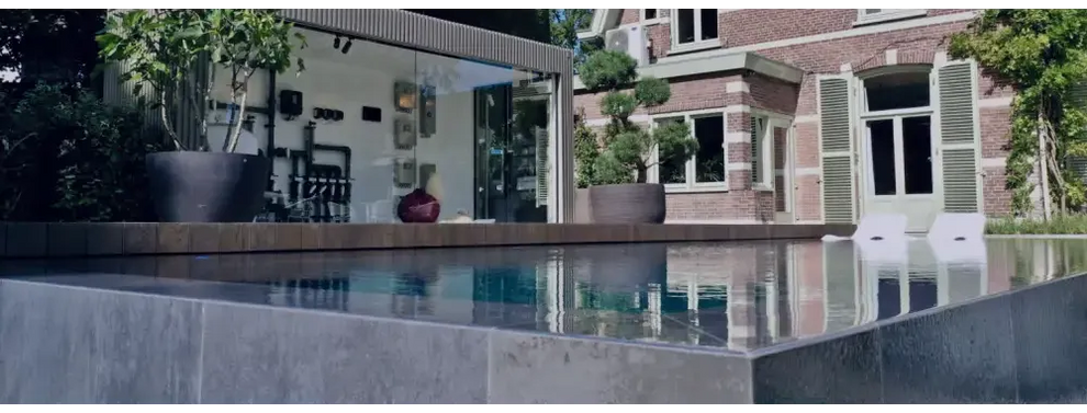 Pooltime Exklusiv Infinity med turkost vatten och svart kakel