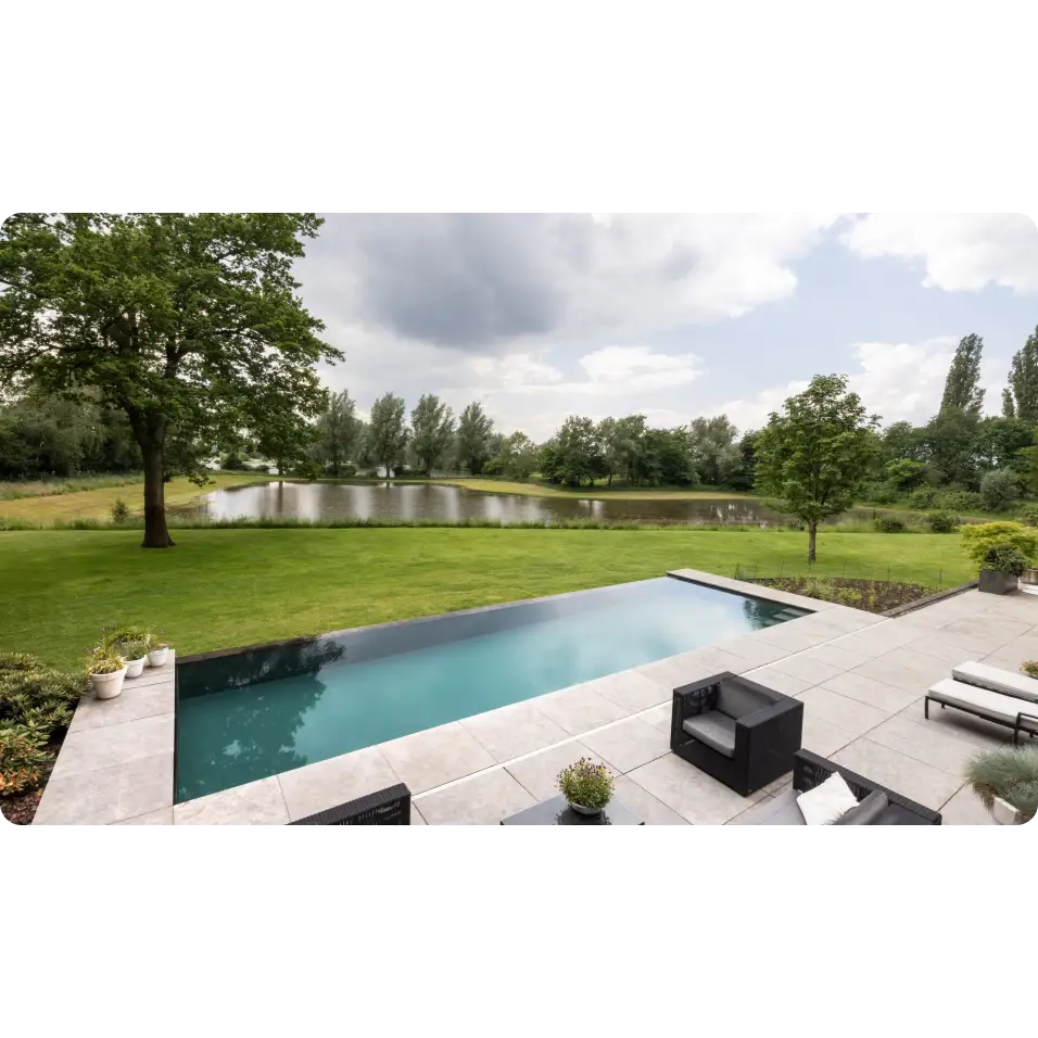 Pooltime Exklusiv Infinity pool med oändlighetspool, turkost vatten och svarta kakel