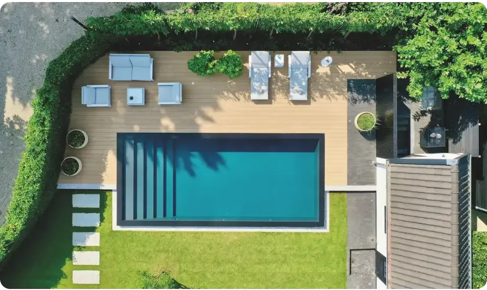 Pooltime Exklusiv Infinity med turkost vatten och svart kakel i trädeck