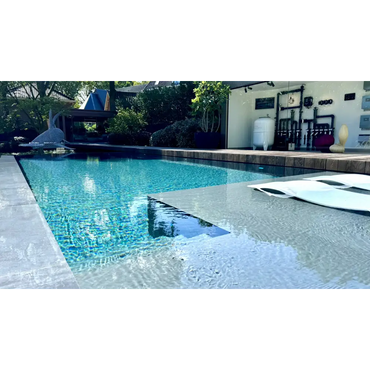 Pooltime Exklusiv Infinity pool med klart blått vatten och kaklade kanter