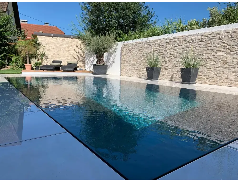 Pooltime Exklusiv overflow med rektangulär form, klart blått vatten och ljusgrå kakelkant