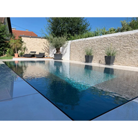 Pooltime Exklusiv Overflow PP pool balanstank med rektangulär form, klart blått vatten och ljusgrå kakelkant