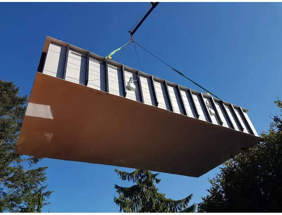 Pooltime exklusiv overflow med rostfärgad panel och klart blått vatten