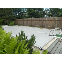 Grå pooltäckning Rolltop 3,5×7 m med ram och handkontroll, gröna växter